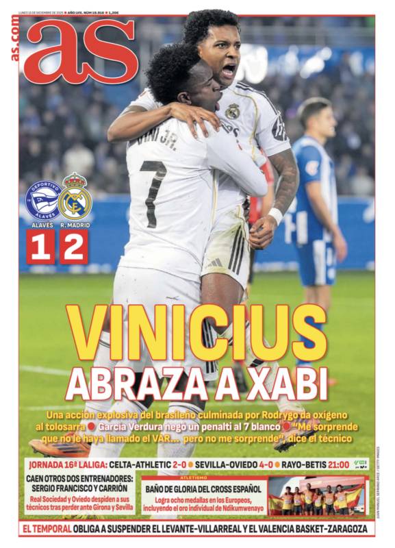 リーガ第16節アラベス戦翌日AS紙一面：VINICIUS ABRAZA A XABI（ヴィニシウスがシャビを抱擁）